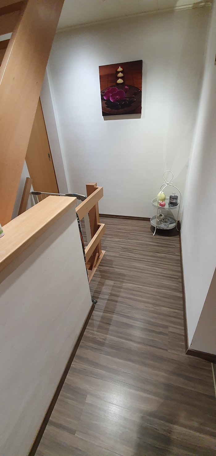 Une photo des couloirs et escaliers