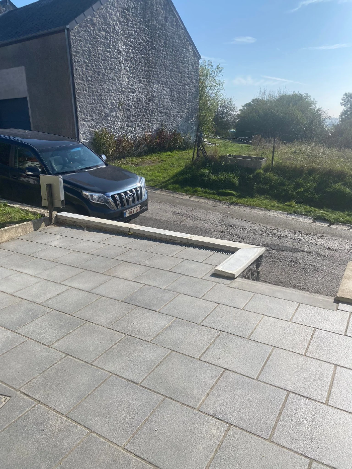 Une photo de la façade et de la terrasse avant