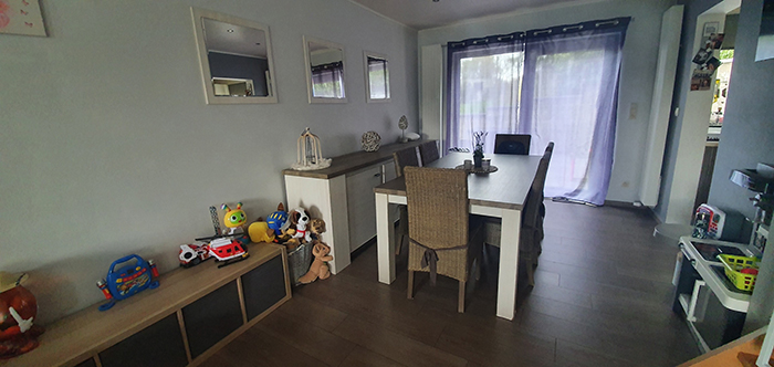 Une photo de la salle à manger