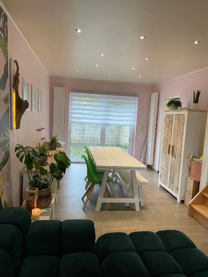 Une photo de la salle à manger