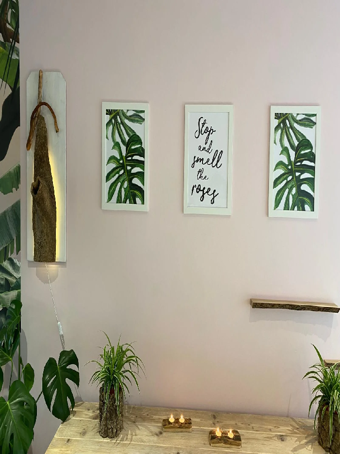 Une photo de la salle à manger