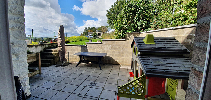 Une photo de la terrasse arrière